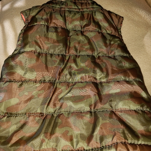 Camo Puffer Vest - Picture 6 of 6